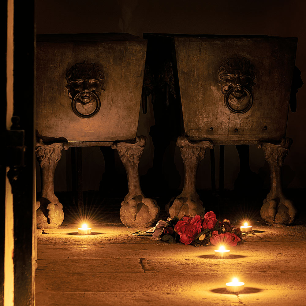Gründersarkophage von Kaiserin Anna und Kaiser Matthias bei Kerzenschein.