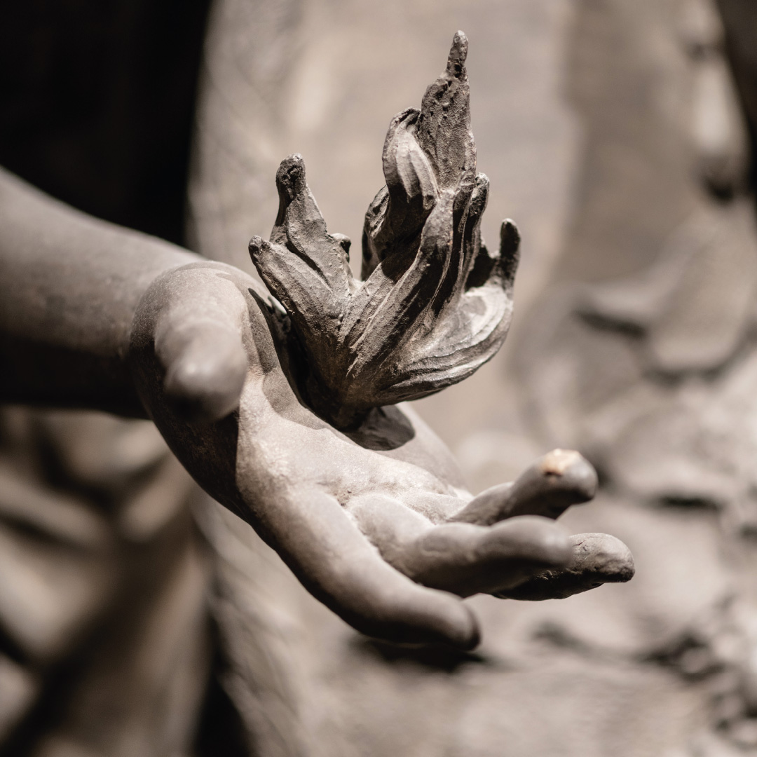 Hand einer Genie mit einer Flamme am Sarkophag von Maria Josepha von Bayern (Nr. 49).