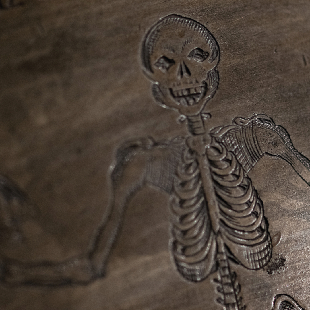 Piktogramm eines Skeletts am Sarkophag von Eleonora Maria (Nr. 18).