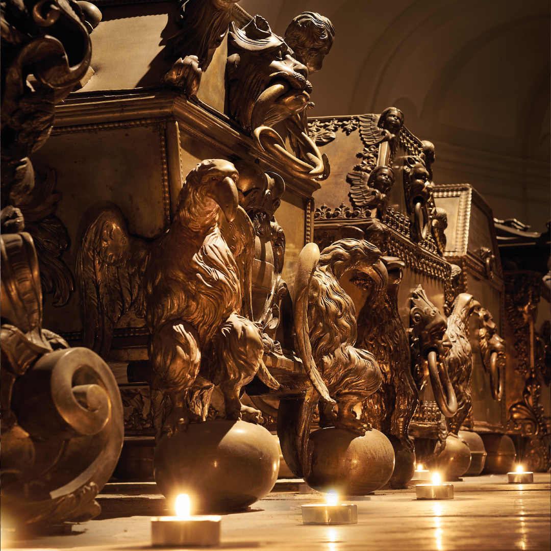 A schene Leich / Robert Vanis, Kapuzinergruft Wien Leopoldsgruft bei Kerzenschein.