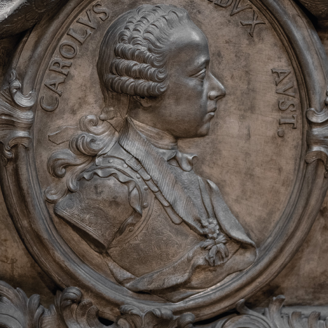 Im Schatten großer Herrscher / Robert Vanis, Kapuzinergruft Wien Medaillon am Sarkophag von Karl Joseph (Nr. 44).