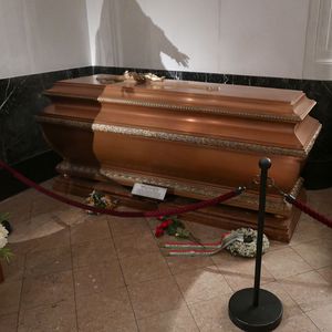 Photograph of the sarcophagus of Regina of Saxe-Meiningen (1925–2010).