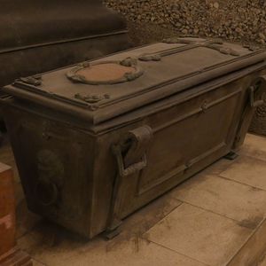 Photograph of the sarcophagus of Rudolph Franz, Archduke (1822–1822).