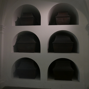 Photo of the wall niche (Arcosolia) with the sarcophagus of Johann Leopold (1670-1670).