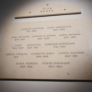 Foto der Gedenktafel D mit Namensinschrift von Karoline Leopoldine (1794-1795).