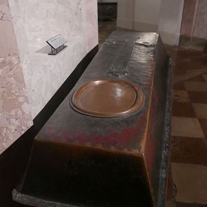 Foto des Sarkophags der Kaiserin Maria Theresia von Neapel-Sizilien (1772-1807).