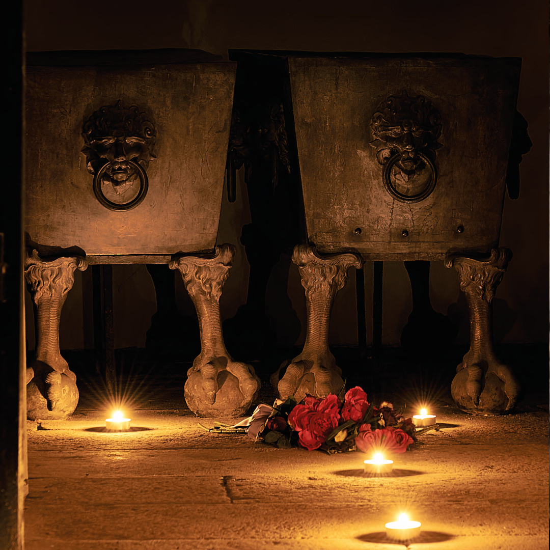 Gründersärge bei Kerzenschein.