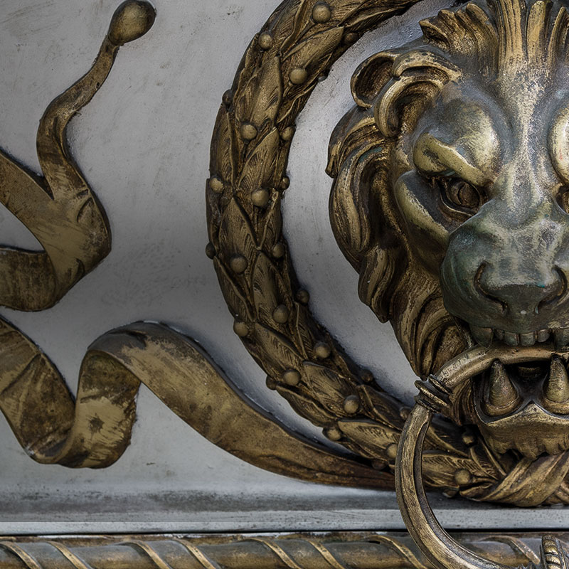 Löwenschädelapplikation am Sarkophag von Kaiserin Elisabeth.