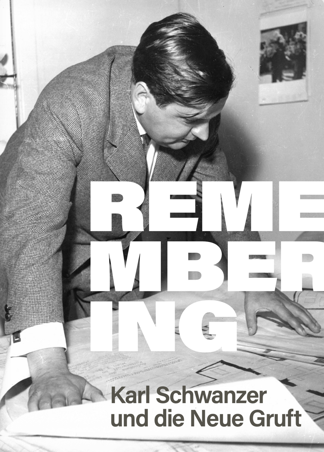 Architekt Karl Schwanzer bei der Skizzierung des Entwurfs für die Neue Gruft.